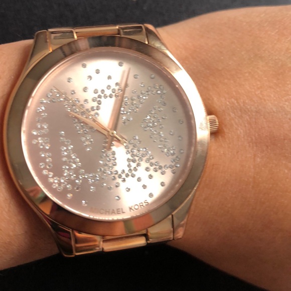 A Michael Kors watch - Picture 3 of 4